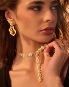 Fluid curves. Woven details. The Jadayel.